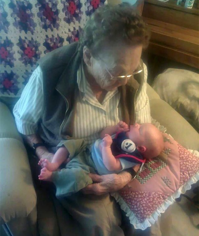 Фотография: Разница в вечность: прабабушки со своими правнуками, чья разница в возрасте составляет больше 100 лет №9 - BigPicture.ru