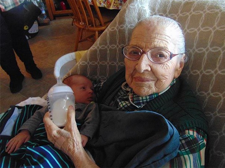 Фотография: Разница в вечность: прабабушки со своими правнуками, чья разница в возрасте составляет больше 100 лет №11 - BigPicture.ru