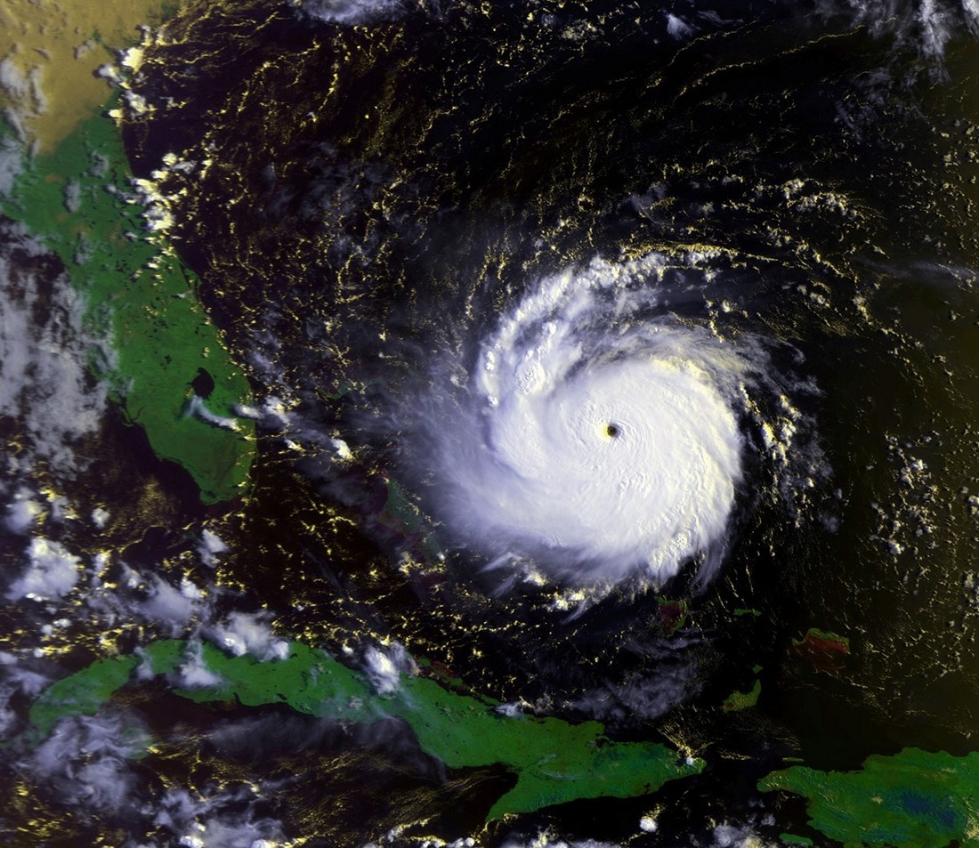 Фотография: Вид из космоса: самые разрушительные ураганы за последние 20 лет №2 - BigPicture.ru