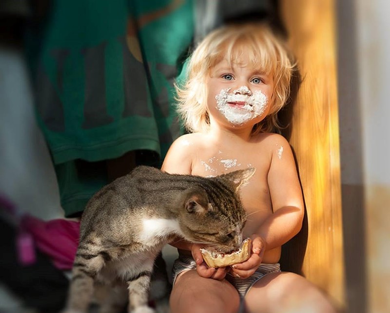 Фотография: Очаровательные фотографии, доказывающие, что вашему ребенку нужен кот №13 - BigPicture.ru