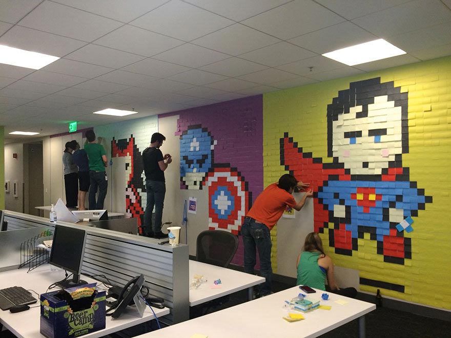 Фотография: Сотрудники использовали 8024 стикера, чтобы превратить скучные стены офиса в супергеройскую фреску №5 - BigPicture.ru