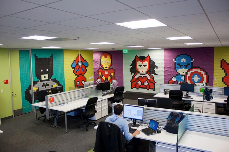 Фотография: Сотрудники использовали 8024 стикера, чтобы превратить скучные стены офиса в супергеройскую фреску №1 - BigPicture.ru