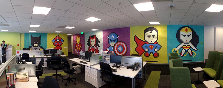 Фотография: Сотрудники использовали 8024 стикера, чтобы превратить скучные стены офиса в супергеройскую фреску №11 - BigPicture.ru