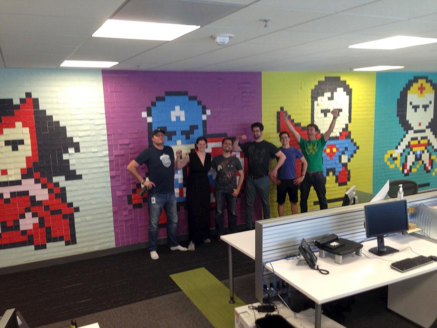 Фотография: Сотрудники использовали 8024 стикера, чтобы превратить скучные стены офиса в супергеройскую фреску №12 - BigPicture.ru