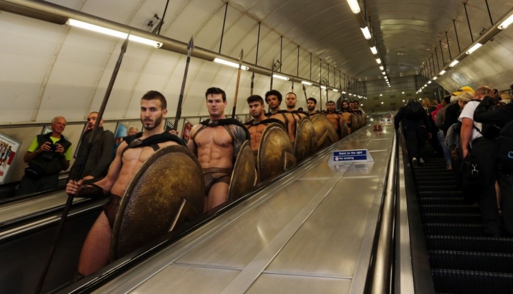 Фотография: 300 спартанцев в лондонском метро — крутейший флешмоб №2 - BigPicture.ru