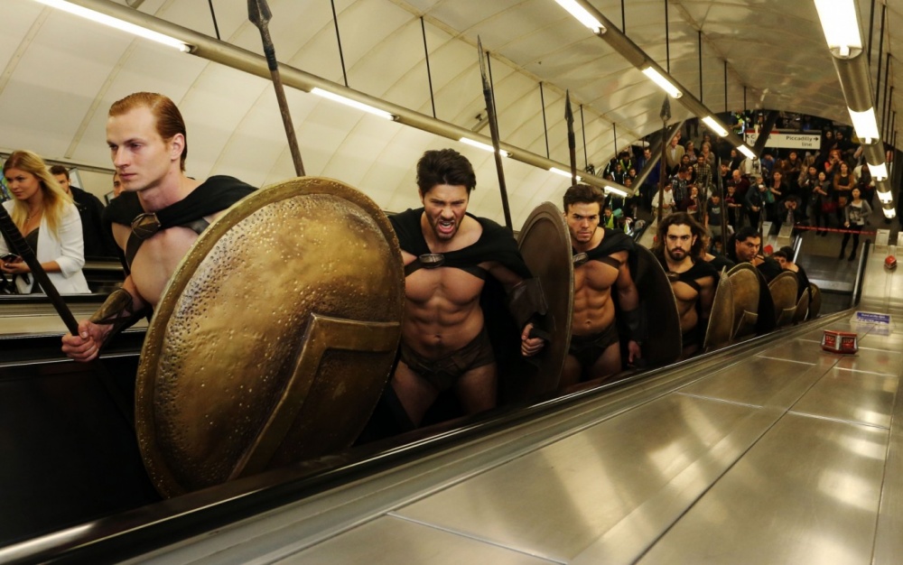 Фотография: 300 спартанцев в лондонском метро — крутейший флешмоб №3 - BigPicture.ru