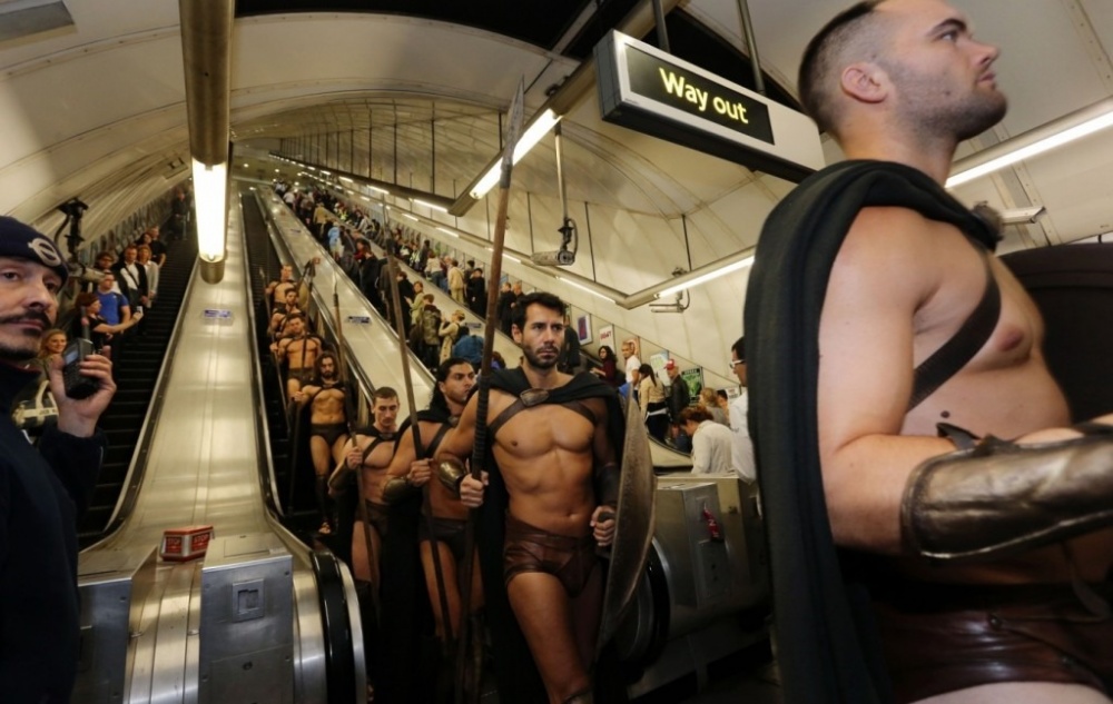 Фотография: 300 спартанцев в лондонском метро — крутейший флешмоб №4 - BigPicture.ru
