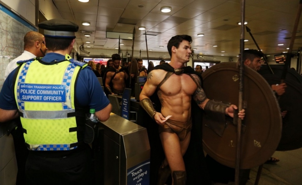 Фотография: 300 спартанцев в лондонском метро — крутейший флешмоб №5 - BigPicture.ru