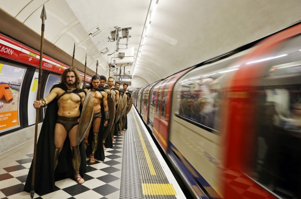 Фотография: 300 спартанцев в лондонском метро — крутейший флешмоб №6 - BigPicture.ru