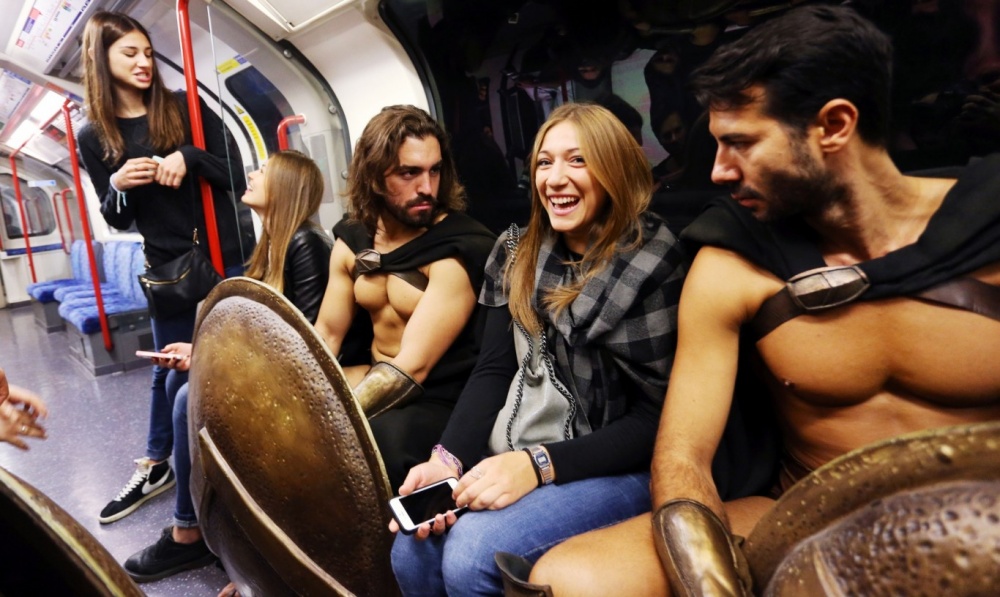 Фотография: 300 спартанцев в лондонском метро — крутейший флешмоб №7 - BigPicture.ru