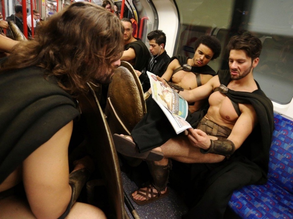 Фотография: 300 спартанцев в лондонском метро — крутейший флешмоб №8 - BigPicture.ru