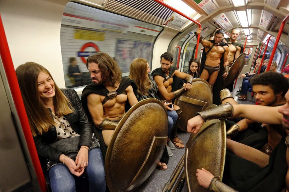 Фотография: 300 спартанцев в лондонском метро — крутейший флешмоб №9 - BigPicture.ru