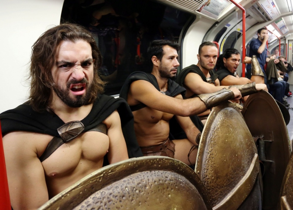 Фотография: 300 спартанцев в лондонском метро — крутейший флешмоб №10 - BigPicture.ru
