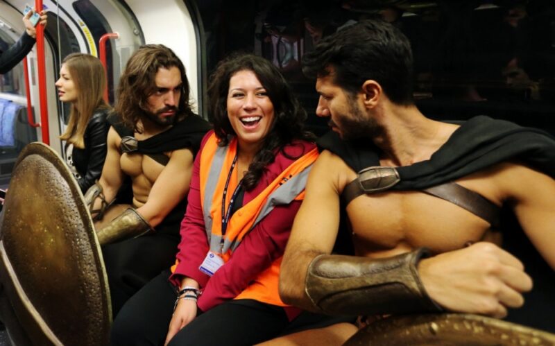 Фотография: 300 спартанцев в лондонском метро — крутейший флешмоб №1 - BigPicture.ru