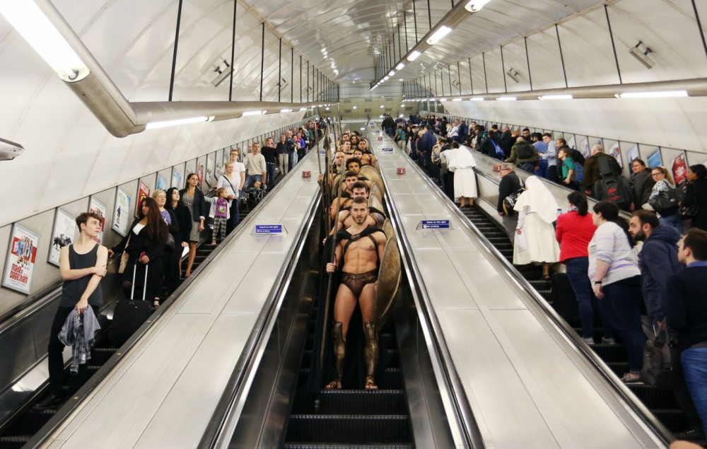 Фотография: 300 спартанцев в лондонском метро — крутейший флешмоб №12 - BigPicture.ru