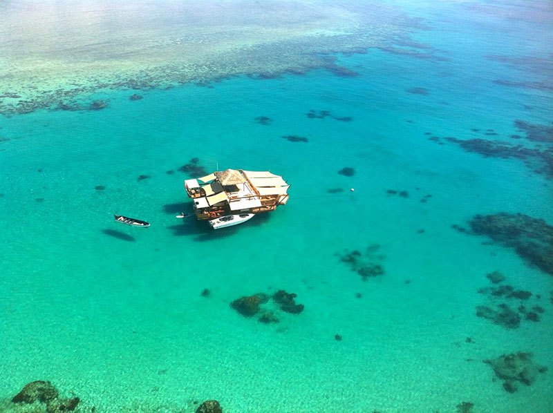 Фотография: Удивительный плавучий бар на Фиджи №1 - BigPicture.ru