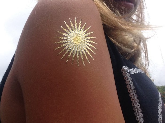 Фотография: Новый тренд этого лета: металлические татуировки вместо украшений №9 - BigPicture.ru