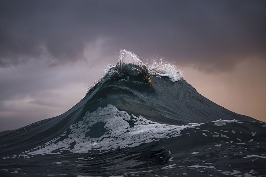 Фотография: Рей Коллинс заморозил морские волны и сделал их похожими на величественные горы №3 - BigPicture.ru