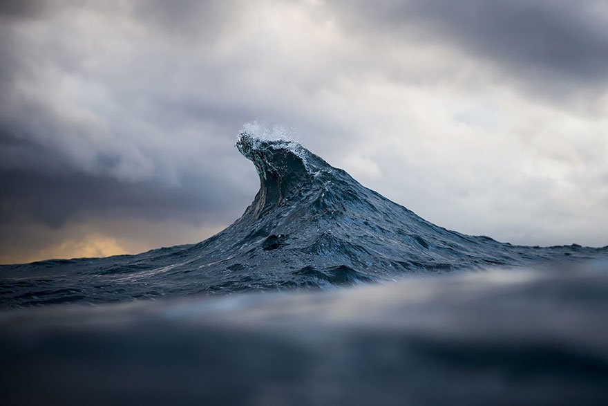 Рей Коллинс заморозил морские волны и сделал их похожими на величественные горы