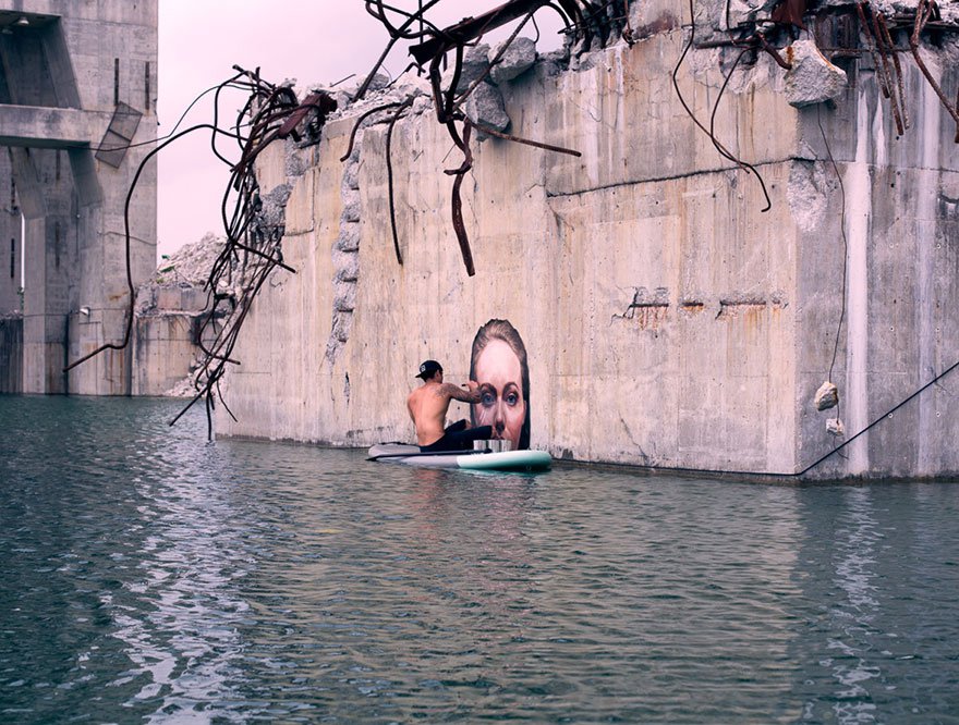 Фотография: Женщины, выходящие из воды, — творение художника, балансирующего на доске для серфинга №4 - BigPicture.ru