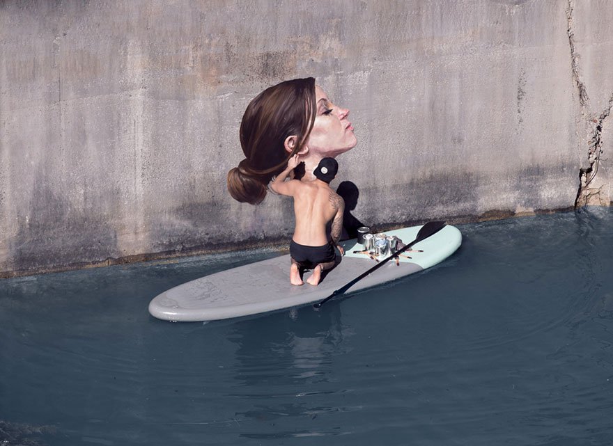 Фотография: Женщины, выходящие из воды, — творение художника, балансирующего на доске для серфинга №9 - BigPicture.ru