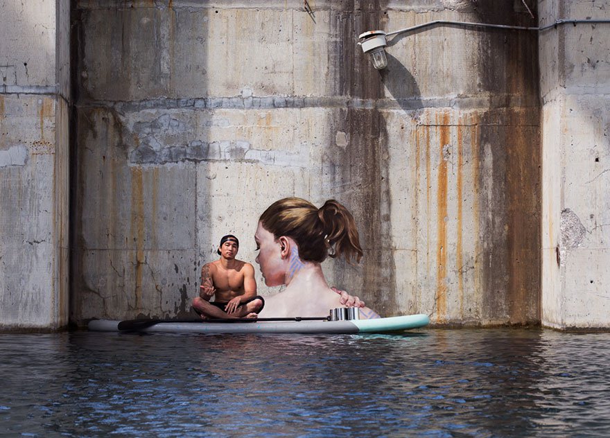 Фотография: Женщины, выходящие из воды, — творение художника, балансирующего на доске для серфинга №10 - BigPicture.ru