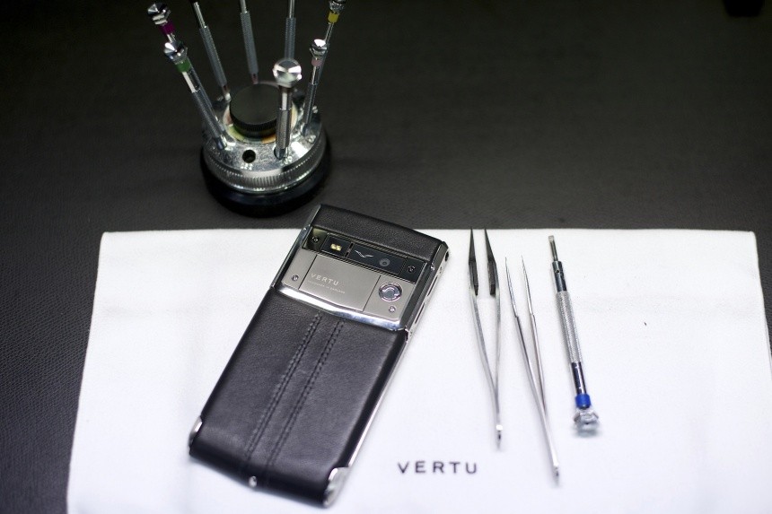 Фотография: Handmade in England: как делают Vertu — самые дорогие смартфоны в мире №8 - BigPicture.ru