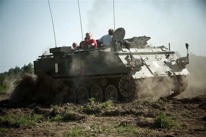 Фотография: Личный танк: 5 реальных способов использовать старую бронетехнику в быту №13 - BigPicture.ru