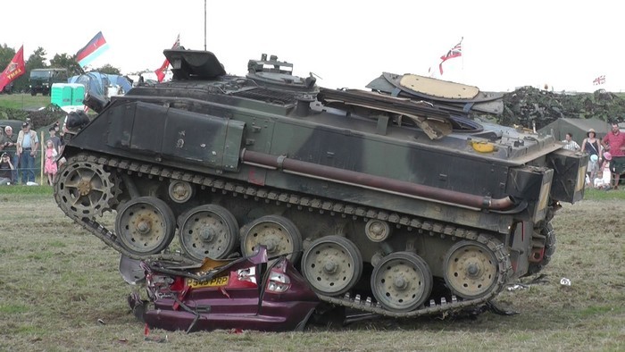 Фотография: Личный танк: 5 реальных способов использовать старую бронетехнику в быту №14 - BigPicture.ru