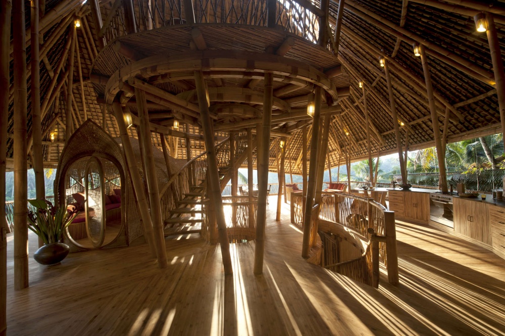 Фотография: Девушка бросила работу, уехала на Бали и построила там обалденный дом из бамбука №8 - BigPicture.ru