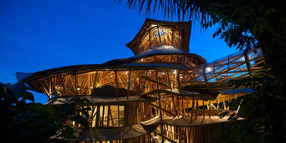 Фотография: Девушка бросила работу, уехала на Бали и построила там обалденный дом из бамбука №10 - BigPicture.ru