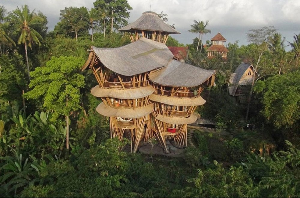 Фотография: Девушка бросила работу, уехала на Бали и построила там обалденный дом из бамбука №13 - BigPicture.ru