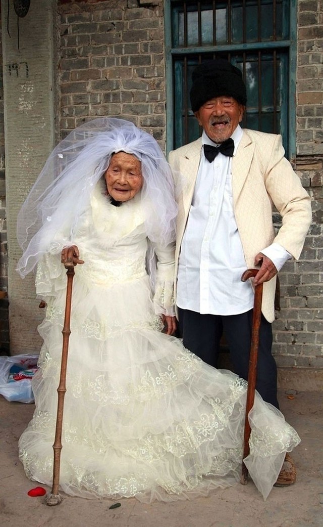 Фотография: 15 свадебных фотографий пожилых пар, которые доказывают, что жениться никогда не поздно №3 - BigPicture.ru