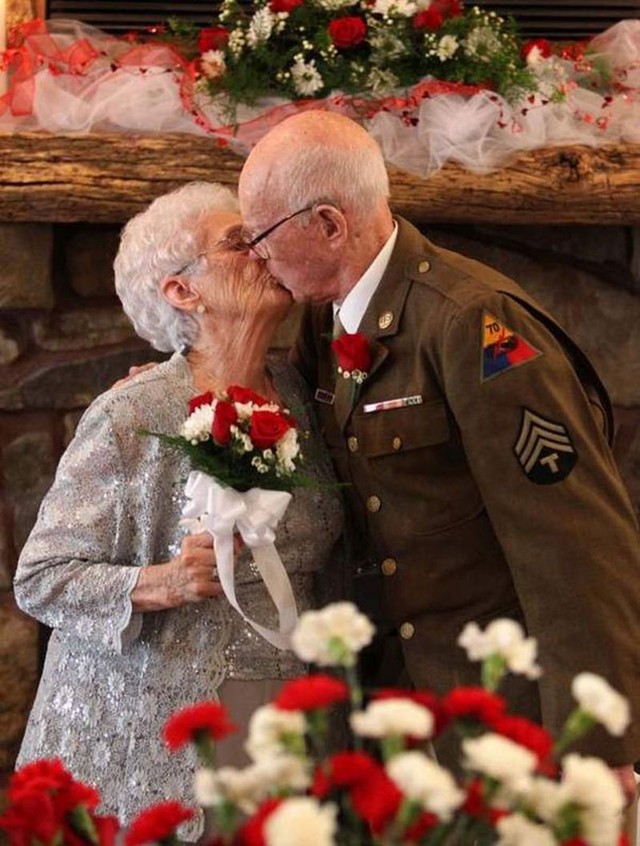 Фотография: 15 свадебных фотографий пожилых пар, которые доказывают, что жениться никогда не поздно №4 - BigPicture.ru