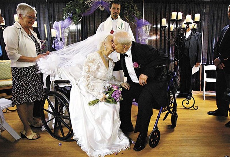 Фотография: 15 свадебных фотографий пожилых пар, которые доказывают, что жениться никогда не поздно №7 - BigPicture.ru