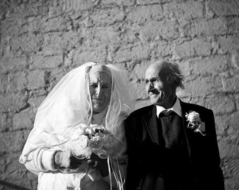 Фотография: 15 свадебных фотографий пожилых пар, которые доказывают, что жениться никогда не поздно №14 - BigPicture.ru
