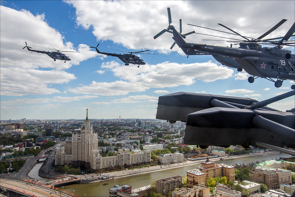 Фотография: Как сегодня вертолеты над Москвой летали №10 - BigPicture.ru
