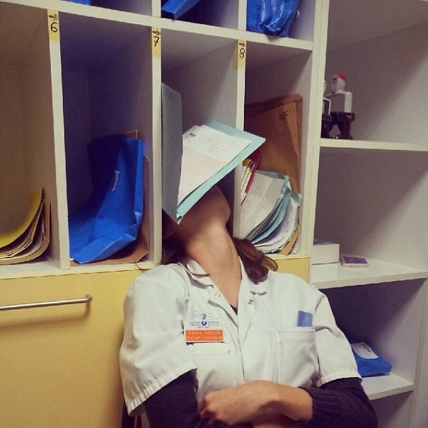 Фотография: #ЯТожеПрилег: флешмоб врачей в поддержку уснувшего ординатора №25 - BigPicture.ru