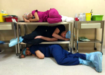#ЯТожеПрилег: флешмоб врачей в поддержку уснувшего ординатора
