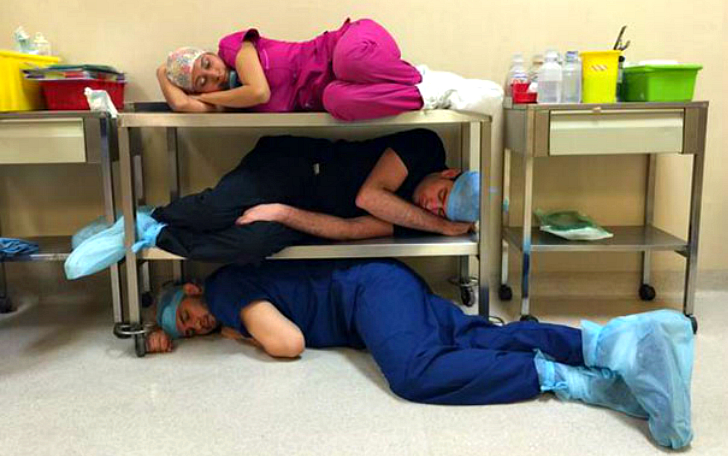 Фотография: #ЯТожеПрилег: флешмоб врачей в поддержку уснувшего ординатора №1 - BigPicture.ru