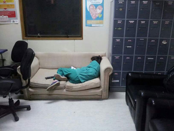 Фотография: #ЯТожеПрилег: флешмоб врачей в поддержку уснувшего ординатора №8 - BigPicture.ru