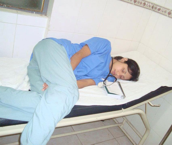 Фотография: #ЯТожеПрилег: флешмоб врачей в поддержку уснувшего ординатора №23 - BigPicture.ru