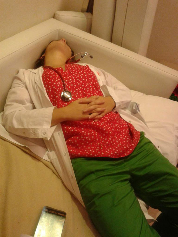 Фотография: #ЯТожеПрилег: флешмоб врачей в поддержку уснувшего ординатора №15 - BigPicture.ru