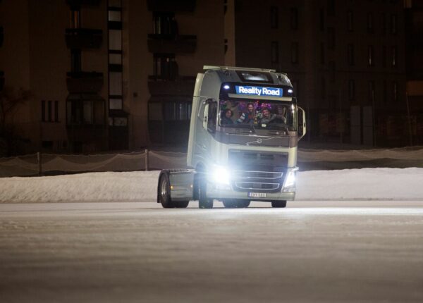 Reality Road: грузовик танцует на льду!