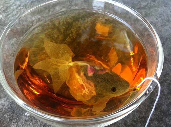 Фотография: Пакетики для чая, которые преобразят обычную чашку в аквариум с золотой рыбкой №1 - BigPicture.ru