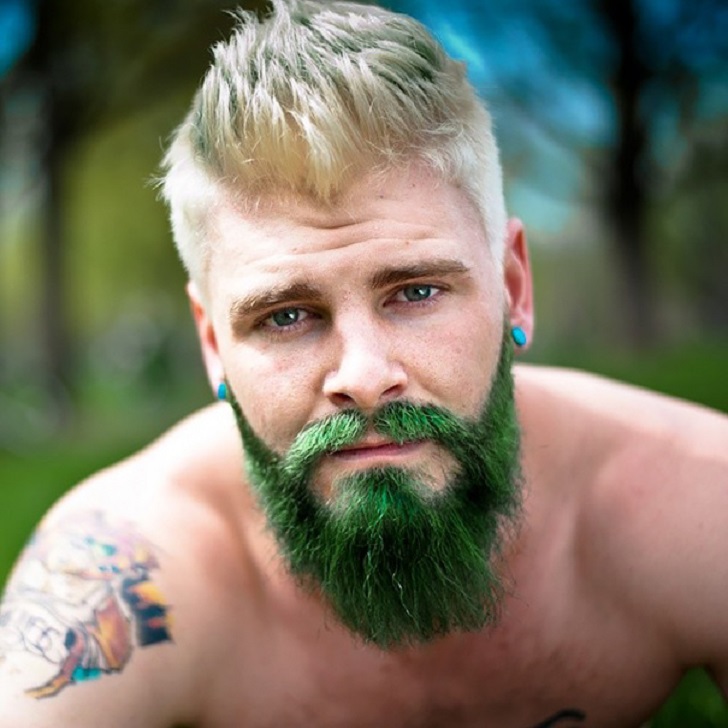 Фотография: Синяя борода: мужчины-русалки красят бороды в разные цвета №29 - BigPicture.ru