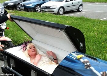 58-летняя невеста прибыла на собственную свадьбу… в гробу