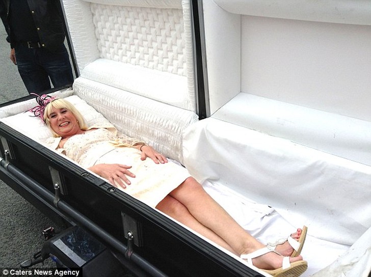 Фотография: 58-летняя невеста прибыла на собственную свадьбу... в гробу №1 - BigPicture.ru