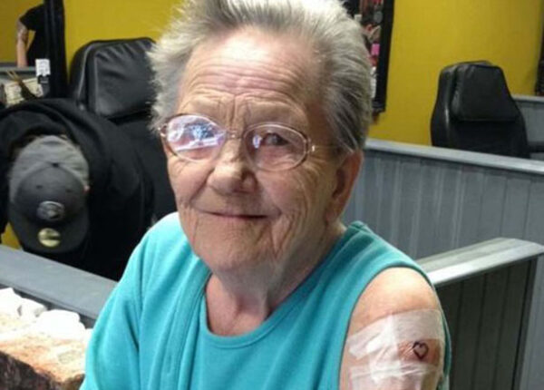 Пропавшая 79-летняя старушка нашлась в тату-салоне, где набила свою первую в жизни татуировку!