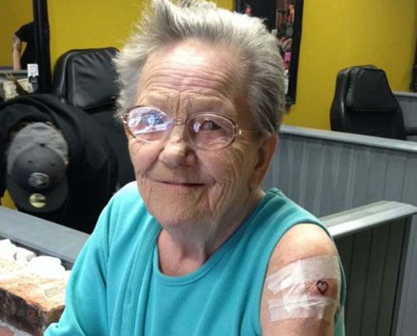 Фотография: Пропавшая 79-летняя старушка нашлась в тату-салоне, где набила свою первую в жизни татуировку! №1 - BigPicture.ru